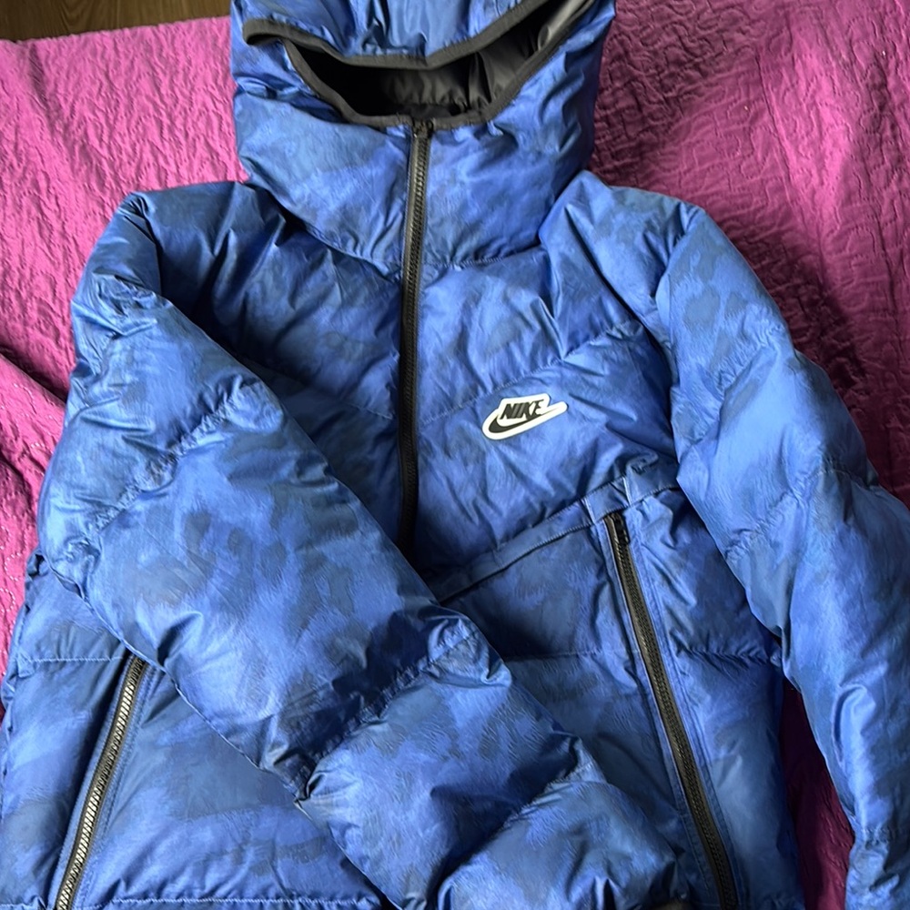 Nike Blue Puffer Jacket Weather-Resistant Quilted Design